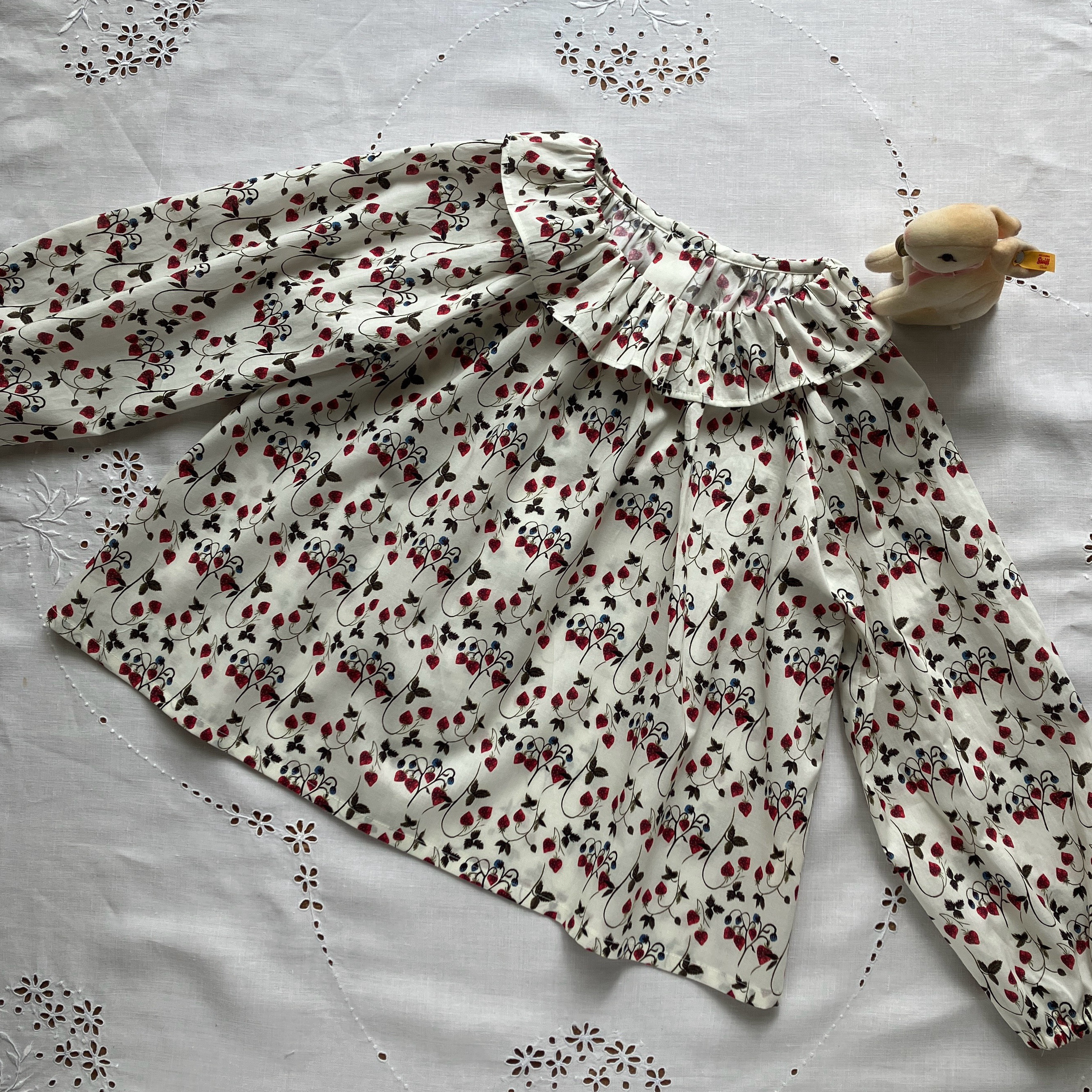 リバティ＊ストロベリーフィールズ　フリル衿の子供ブラウス　長袖　サイズ120