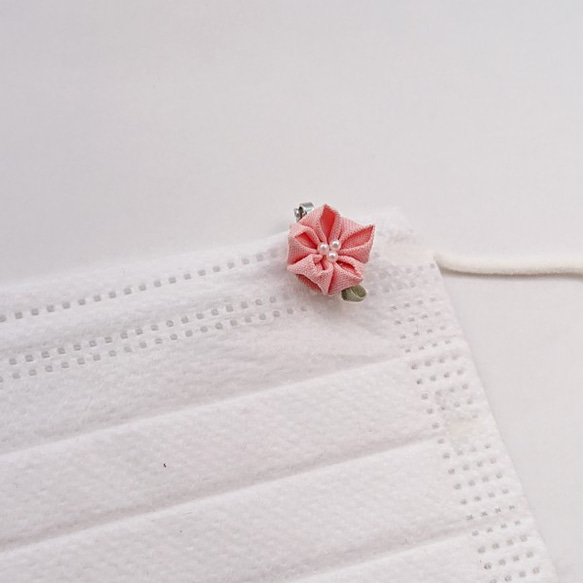 桃の花　のマスクチャーム　つまみ細工（マスククリップ/マグネット） 4枚目の画像