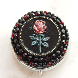 薔薇一輪　ガーネット　チェコガラスボタンのピルケース　小さなジュエリーボックス　一点限り 1枚目の画像