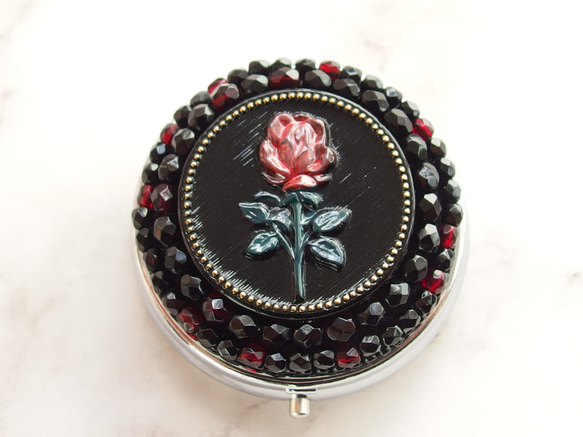 薔薇一輪　ガーネット　チェコガラスボタンのピルケース　小さなジュエリーボックス　一点限り 1枚目の画像