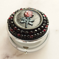 薔薇一輪　ガーネット　チェコガラスボタンのピルケース　小さなジュエリーボックス　一点限り 5枚目の画像