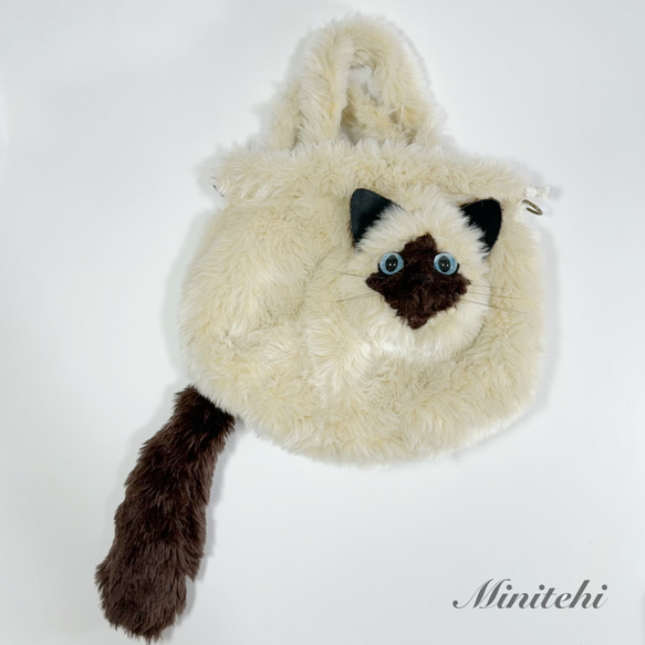 ぬいぐるみみたいな 香箱座りのシャム猫さん巾着バッグ　トート　ミニショルダー　ポシェット 猫雑貨　猫グッズ　リアル　 6枚目の画像