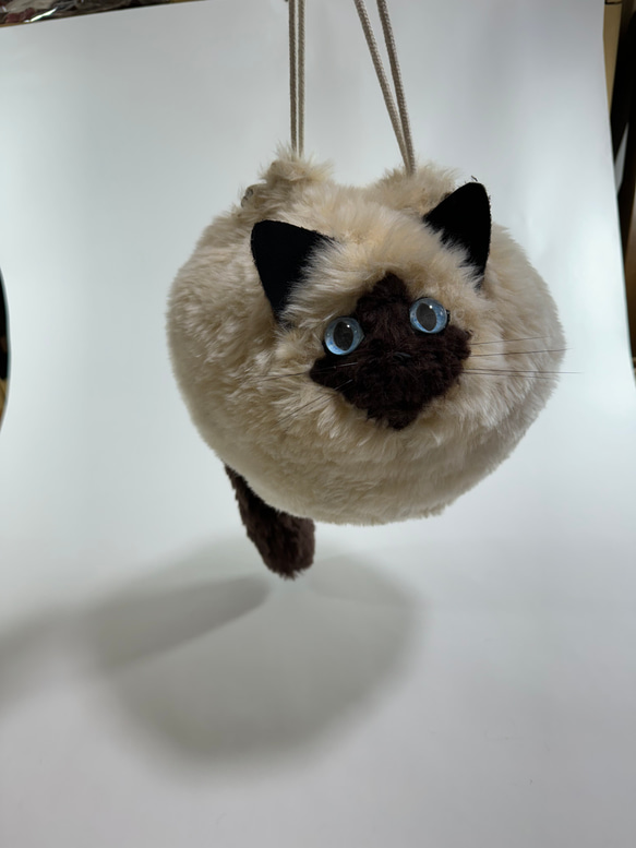 ぬいぐるみみたいな 香箱座りのシャム猫さん巾着バッグ　トート　ミニショルダー　ポシェット 猫雑貨　猫グッズ　リアル　 14枚目の画像