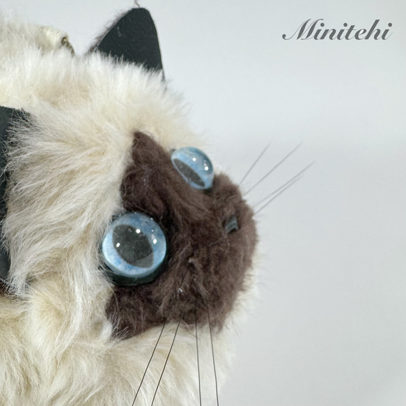 ぬいぐるみみたいな 香箱座りのシャム猫さん巾着バッグ　トート　ミニショルダー　ポシェット 猫雑貨　猫グッズ　リアル　 8枚目の画像