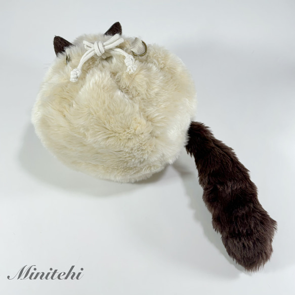 ぬいぐるみみたいな 香箱座りのシャム猫さん巾着バッグ　トート　ミニショルダー　ポシェット 猫雑貨　猫グッズ　リアル　 4枚目の画像