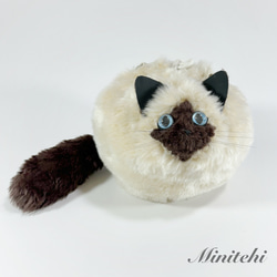 ぬいぐるみみたいな 香箱座りのシャム猫さん巾着バッグ　トート　ミニショルダー　ポシェット 猫雑貨　猫グッズ　リアル　 2枚目の画像