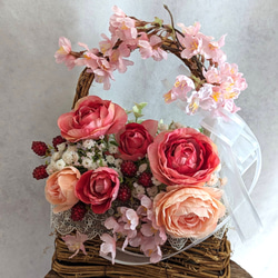 ずっときれい！ラナンキュラスと桜とベリーのかごアレンジメント　母の日　インテリア　玄関　プレゼント 1枚目の画像