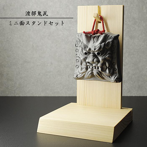 昭和レトロ〈屋根上の鬼〉の置物　家紋入り　希少 現代の名工 菊間瓦 鬼瓦 ミニ面 鬼の置物 いぶし銀 鬼師 伝統工芸品