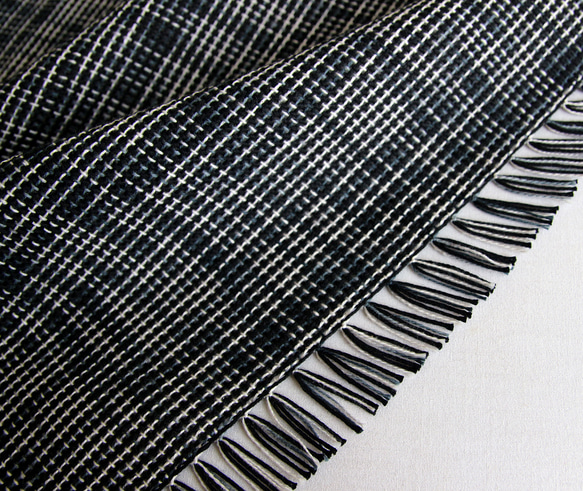 手織りコットン100%チクチクしないオールシーズンストール  グラデ格子柄 ブラック 6枚目の画像