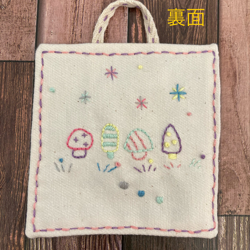 くじら(表面)ときのこ(裏面)の刺繍絵壁飾り タペストリー・壁掛け namy 