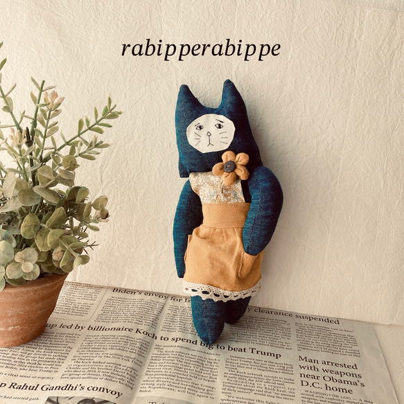 こまり顔猫 ぬいぐるみ Mサイズ 新作エプロンで モデル立ち ぬいぐるみ 
