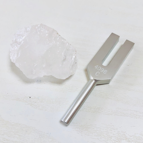 クリスタルチューナー(音叉)＆カチ割り水晶のセット 天然石 虹色の星