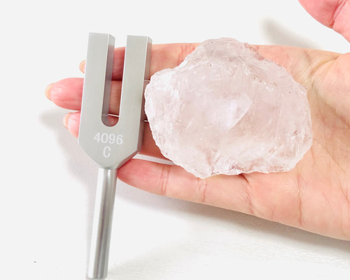 クリスタルチューナー(音叉)＆カチ割り水晶のセット 天然石 虹色の星