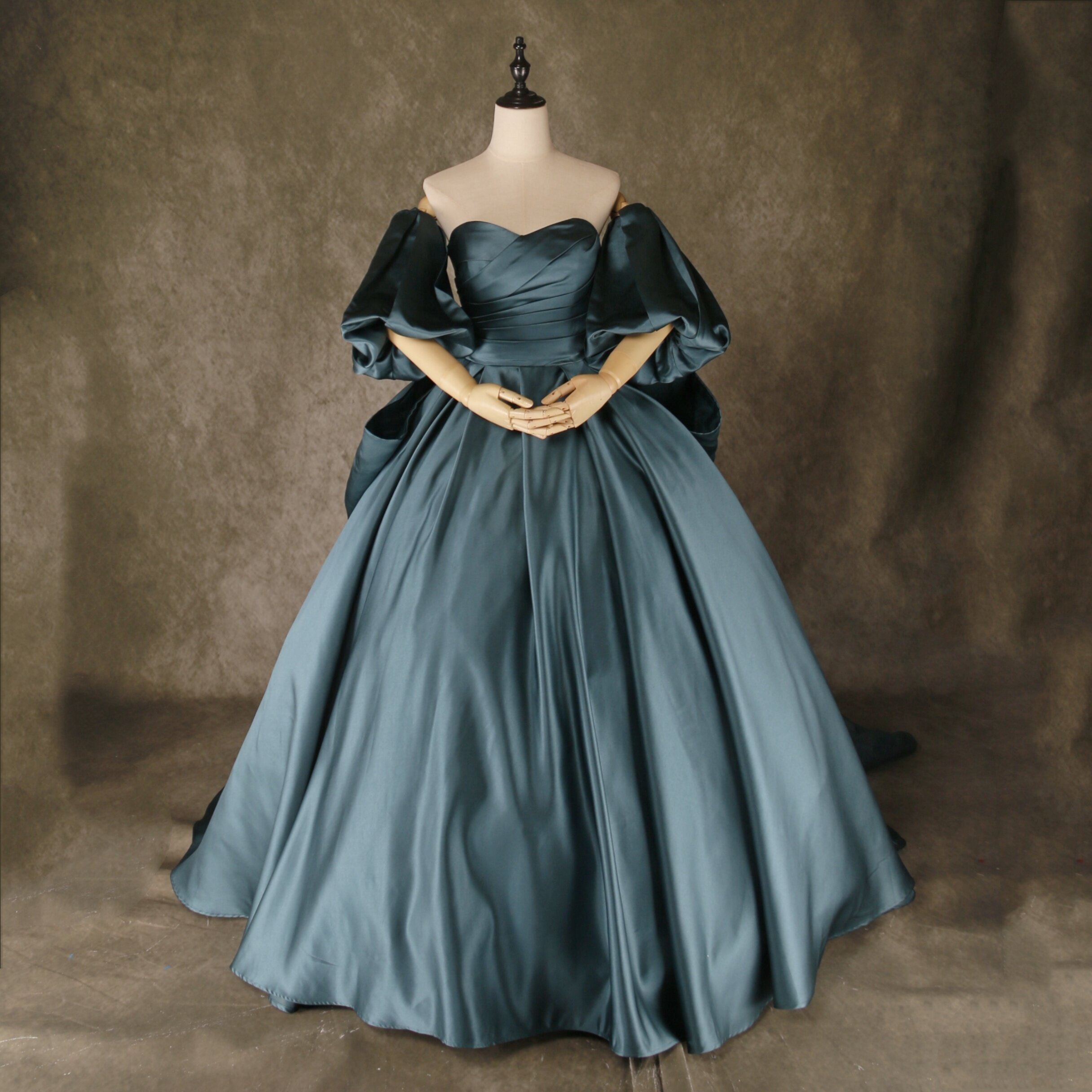 送料無料！ウェディングドレス パフスリーブ リボン 光沢サテン  ブルー  エレガント ブライダル 前撮り