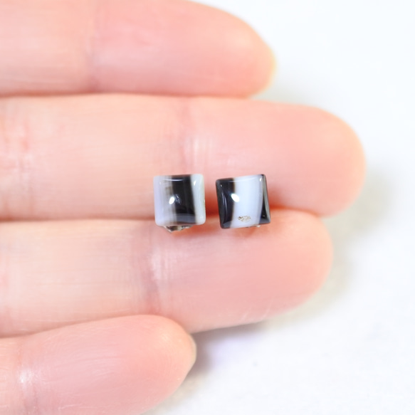 （獨一無二的商品/特賣場）條紋縟瑪瑙方形耳環（6 毫米，鈦柱） 第4張的照片