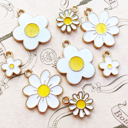白い花チャームアソート8個 チャーム HONEYBEETAIL 通販 17218075