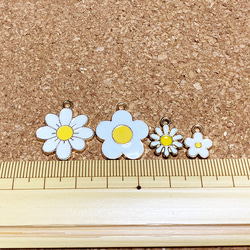 白い花チャームアソート８個 3枚目の画像