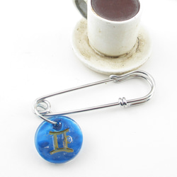 ジェミニなあなたがクォーツに二度映るよう、ふたご座のように身を寄せています♪<身近なピンブローチ>SB1011 2枚目の画像