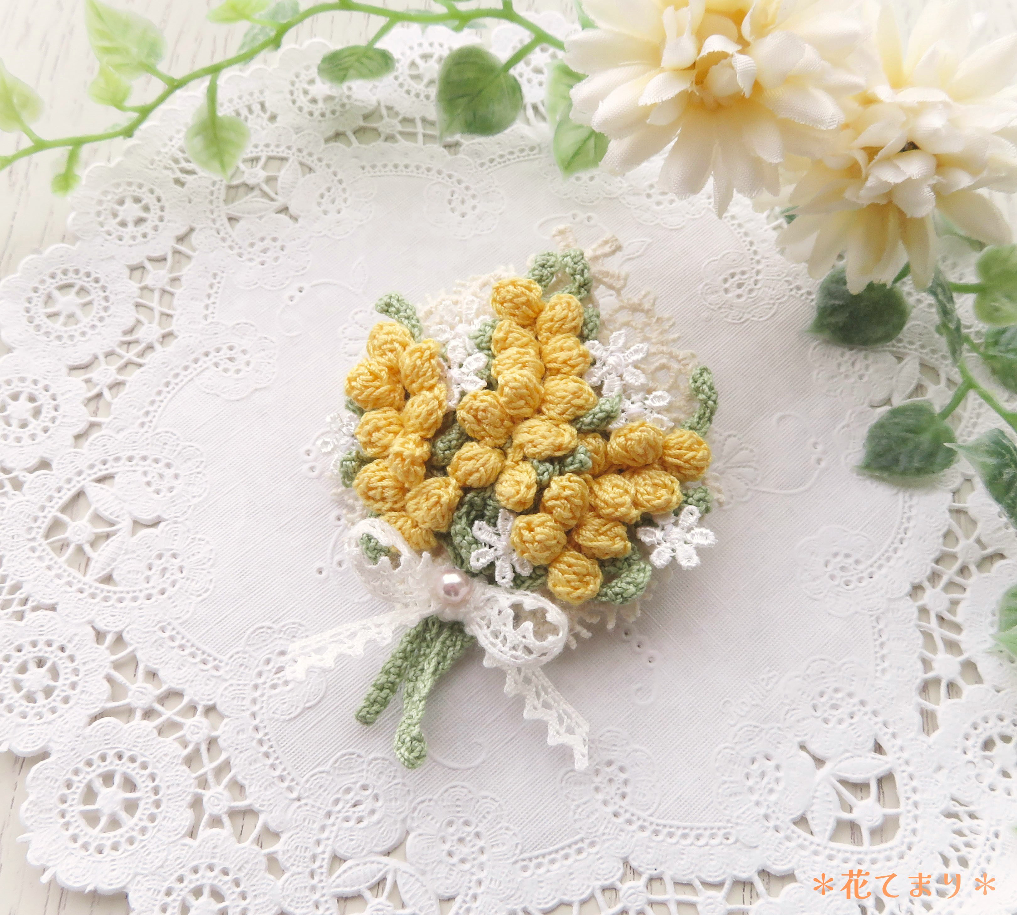 レース編み ミモザの小さなブーケのブローチ ブローチ 花てまり
