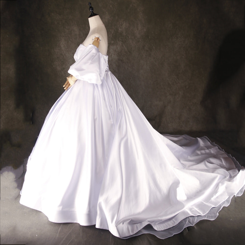 送料無料！ウエディングドレス パフスリーブ 光沢感 Aライン スリット