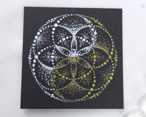 勾玉と点描曼荼羅 864a7afe1fcd92c83657bcf990c1e1