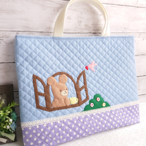 窓際のほっこりくまちゃんのアップリケ レッスンバッグ/レッスンバッグ