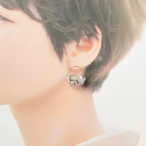 ライトグレーの花びらが華やかなケシパールの花かごピアス 14kgf
