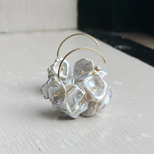 ライトグレーの花びらが華やかなケシパールの花かごピアス 14kgf