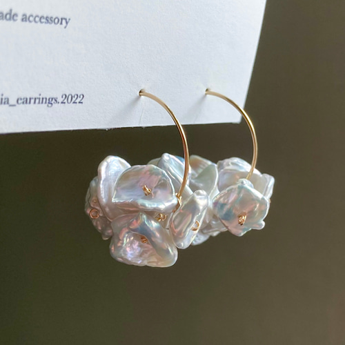 ライトグレーの花びらが華やかなケシパールの花かごピアス 14kgf