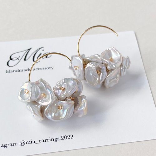 ライトグレーの花びらが華やかなケシパールの花かごピアス 14kgf