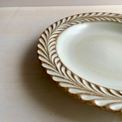 ロリエ　リムプレート（皿）　小　EMU　WHホワイト【手彫り】 4枚目の画像