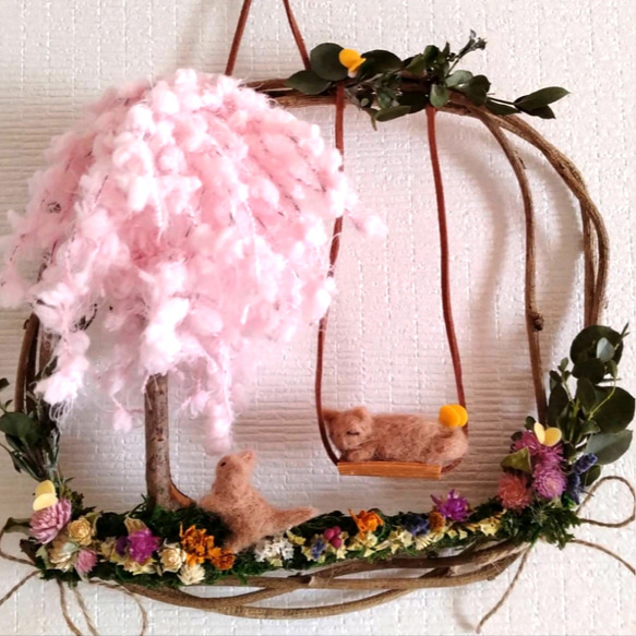 桜と羊毛フェルトねこの壁飾り　可愛い&癒しのほんわかフレーム　枝垂れ桜に戯れる子猫とのんびりお昼寝猫zzz 1枚目の画像