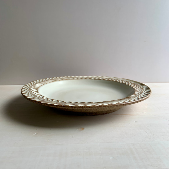 ロリエ　リムプレート（皿）　大　EMU　WHホワイト【手彫り】 3枚目の画像