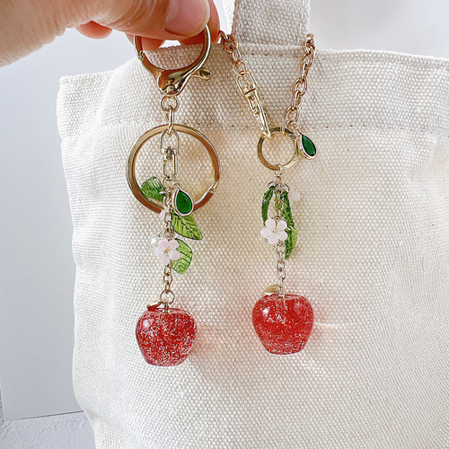 再販］ 大きいりんご キーホルダー バッグチャーム ゴールド 葉っぱ