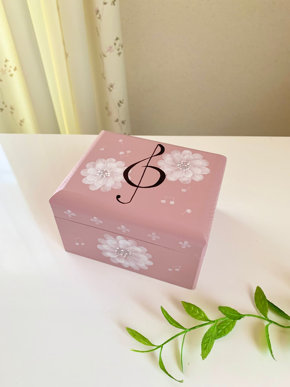【国産木使用】くすみピンク　ト音記号とふんわりお花の木箱　　トールペイント　小物入れ　ボックス　ピアノグッズ 1枚目の画像