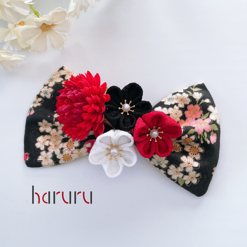 お値下げ中 七五三用 花柄リボン　髪飾り•巾着付 つまみ細工の髪飾り【黒桜柄リボンと赤黒のお花】成人式 振袖 卒業式