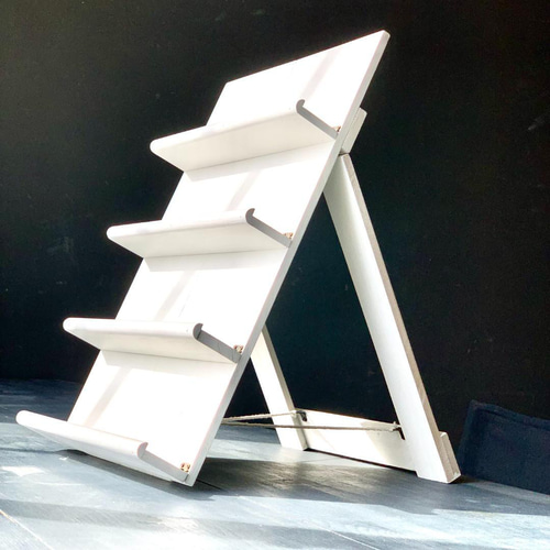 木製折りたたみ什器　傾斜ディスプレイ4段式　【オリタタムヤーツ】 木製折りたたみ什器 傾斜ディスプレイ オリタタムヤーツ その他