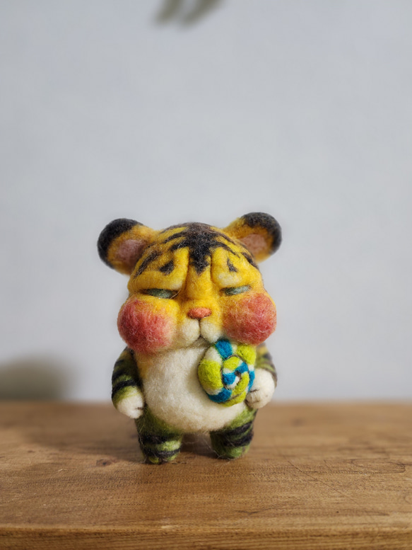 《ちぃち様オーダー》ぺろぺろキャンディーを持ったグラデーションきいたトラさん 1枚目の画像