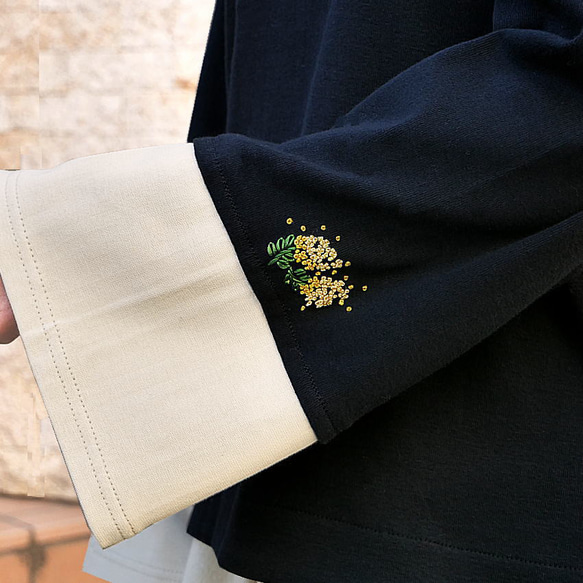 吸睛的手工刺繡含羞草洋裝 * 喇叭袖 * 寬鬆版型 * 手工裁剪縫製 * 黑色 第4張的照片