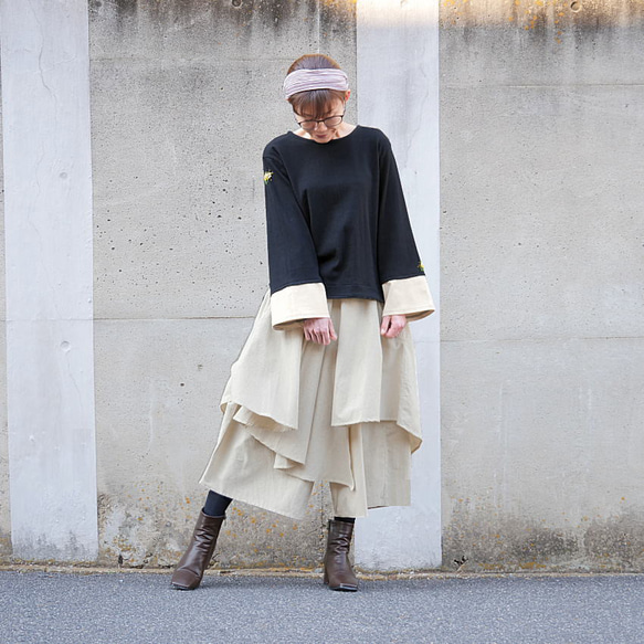 吸睛的手工刺繡含羞草洋裝 * 喇叭袖 * 寬鬆版型 * 手工裁剪縫製 * 黑色 第7張的照片