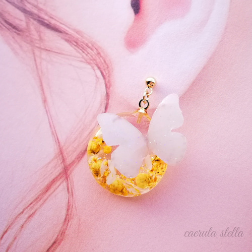 暗闇で光る 【 夜光蝶 と 花 の アシンメトリー イエロー ピアス 