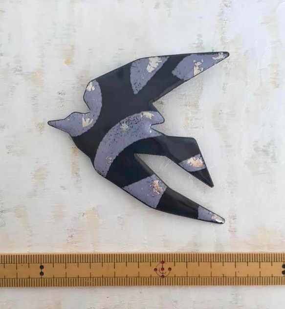 七宝焼きブローチ　滑空ツバメ　墨色に藤灰色の模様、ちらしたPt 2枚目の画像