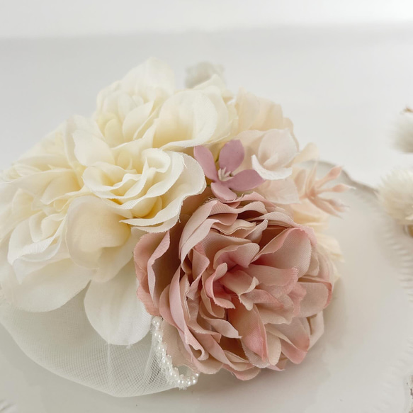 ダリアとカップ咲きローズのふんわり春色コサージュ 4枚目の画像