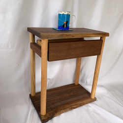 ウォールナット無垢材を使って手造りした引出し付きサイドテーブル、ナイトテーブル、コンソールテーブル 1枚目の画像