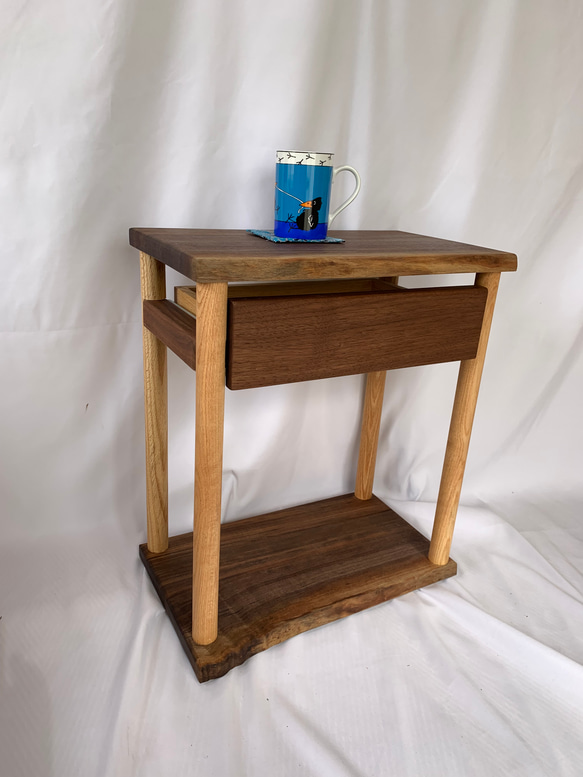 ウォールナット無垢材を使って手造りした引出し付きサイドテーブル、ナイトテーブル、コンソールテーブル 1枚目の画像