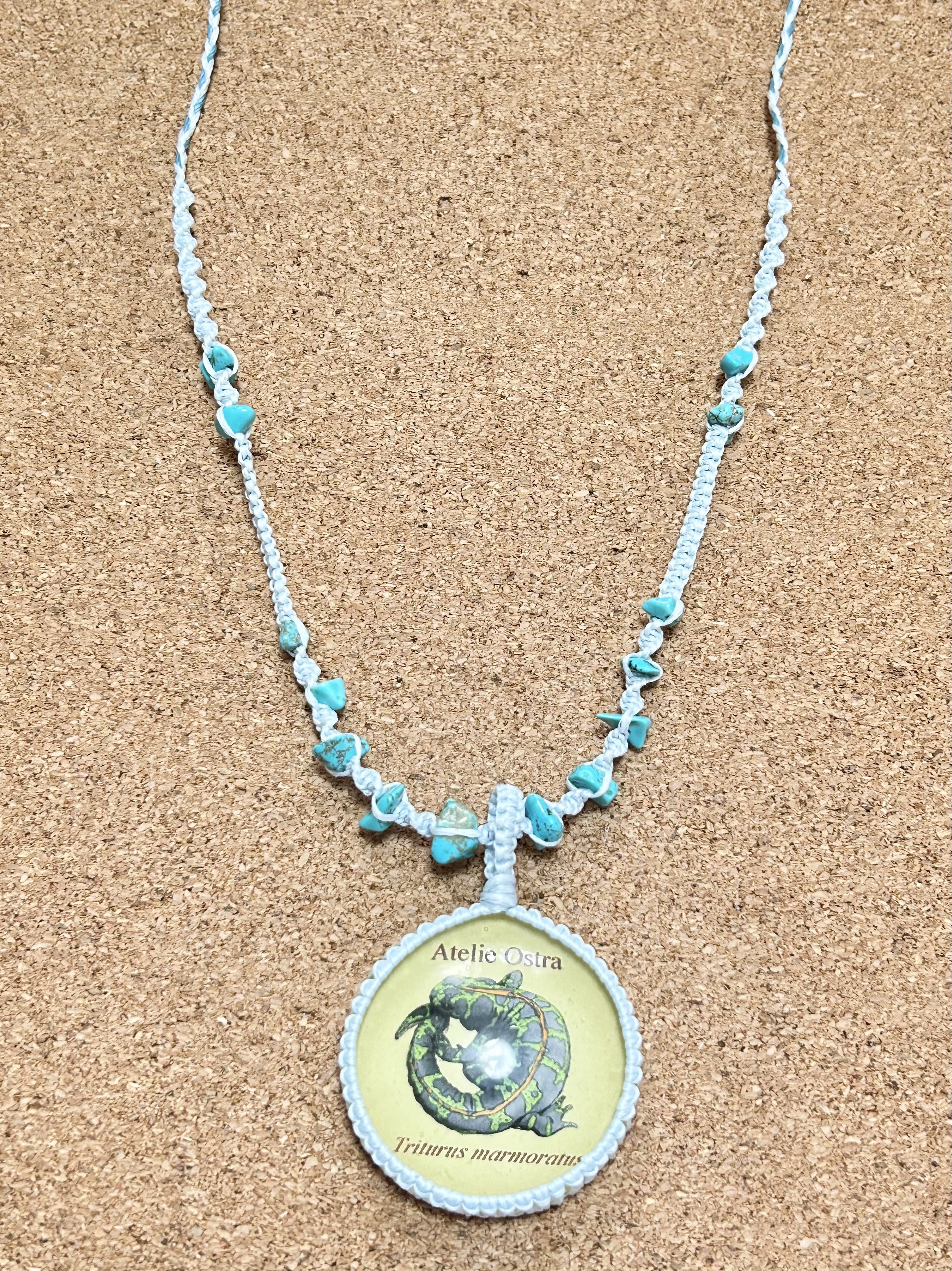 マダライモリ博物画のマクラメペンダント（水色）