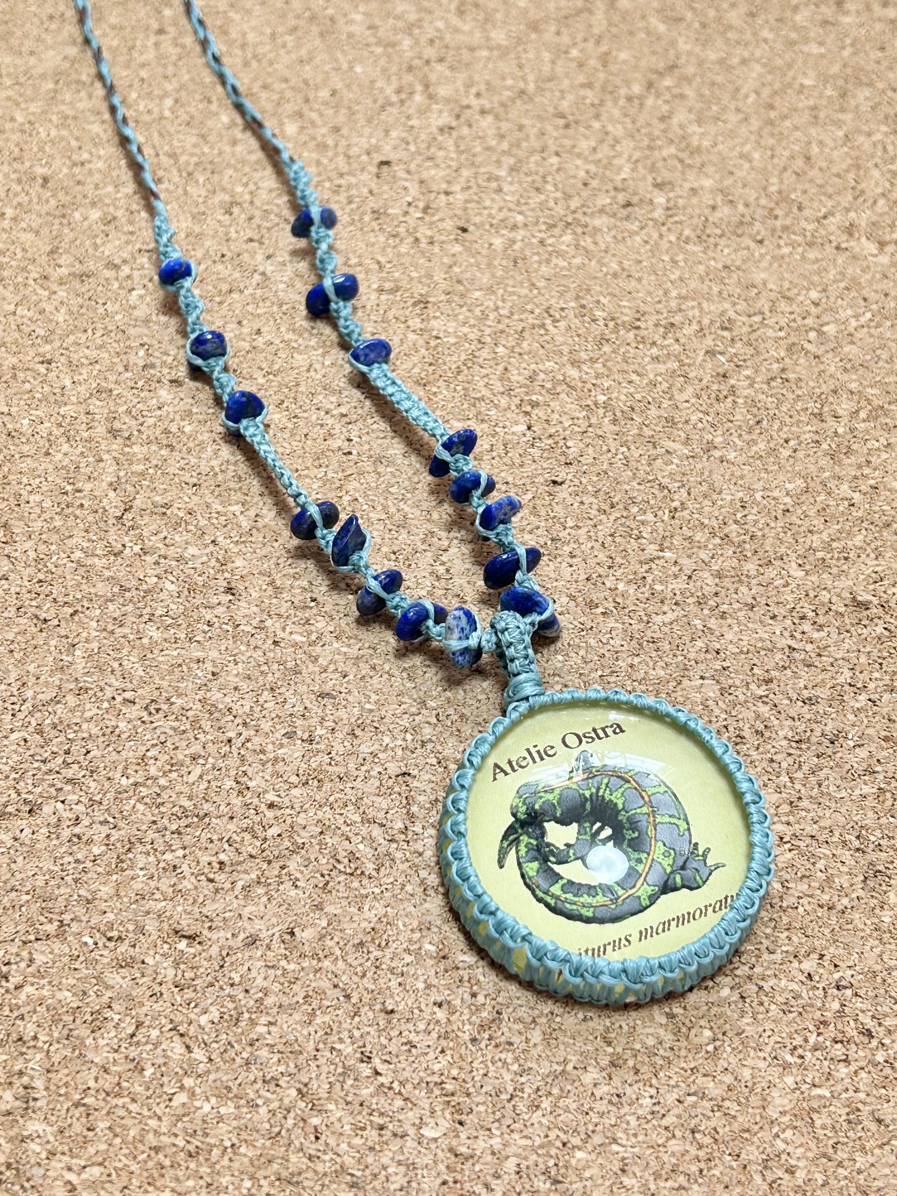 マダライモリ博物画のマクラメペンダント（緑）