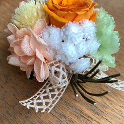 バラと5種類の小花のコサージュ *フルーティオレンジ 3枚目の画像