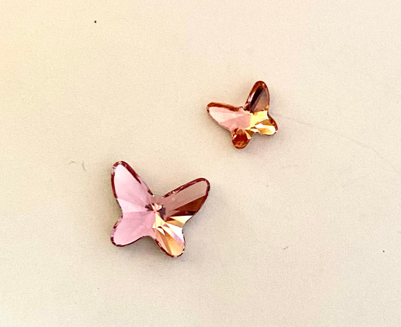 【スワロフスキー　二羽の蝶（ピンク系2色）　幸運の　小さめピンブローチ】12㎜ と8mm 4枚目の画像