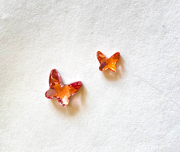 【スワロフスキー　二羽の蝶（ピンク系2色）　幸運の　小さめピンブローチ】12㎜ と8mm 5枚目の画像